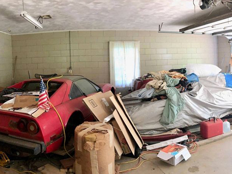 شاهد بالصور: شاب أمريكي يعثر في مرآب جدته على سيارتي لامبورجيني وفيراري!